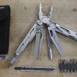 Multi tool Bbury knife pre owned mint 889036-2