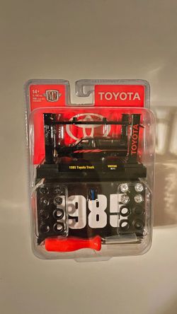 M2 model kit - 85 toyota truck with lift