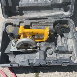 DEWALT CORDLESS SAW