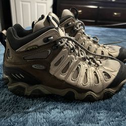 WOMANS OBOZ WATERPROOF HIKING BOOTS…9 1/2