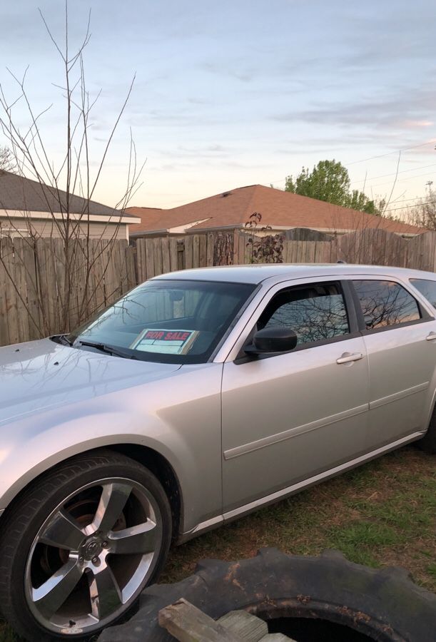 2005 Dodge Magnum, with factory dodge 22 inch rims. Runs good, uses no oil, good ac and heat, seats are heated. Miles 196,000