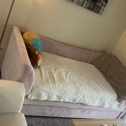 One Kids Bedroom, Sofa 