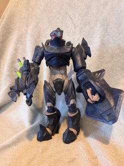 McFarlane Toys Halo 3 Deluxe Hunter action figure from 2009