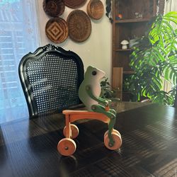 movable wooden frog toy