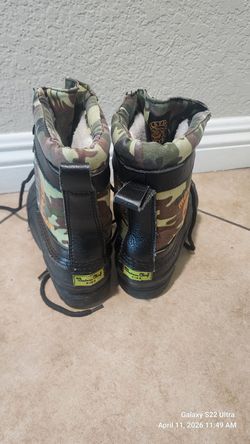 Snow boots size 4