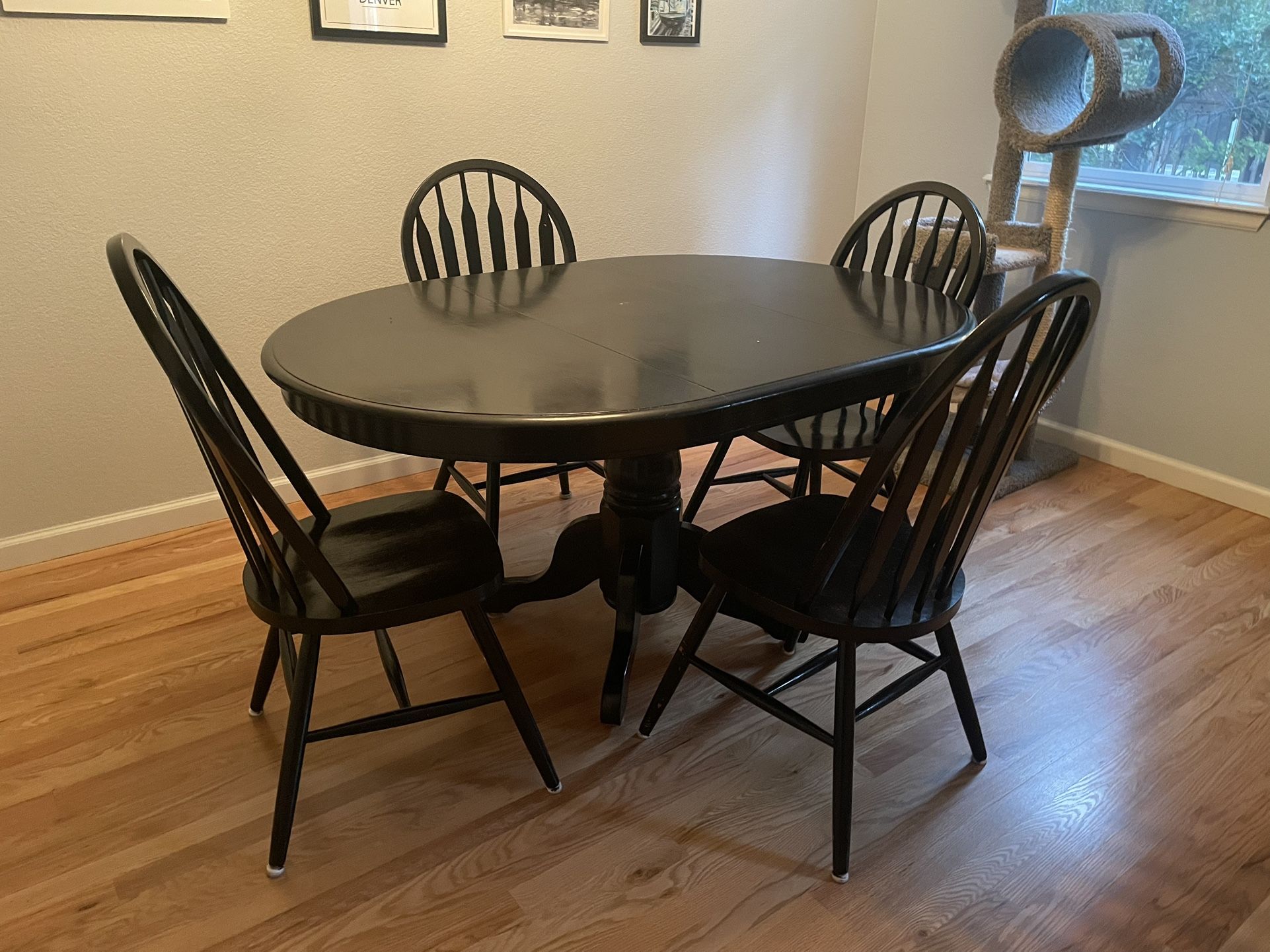 Kitchen table + 6 Chairs 
