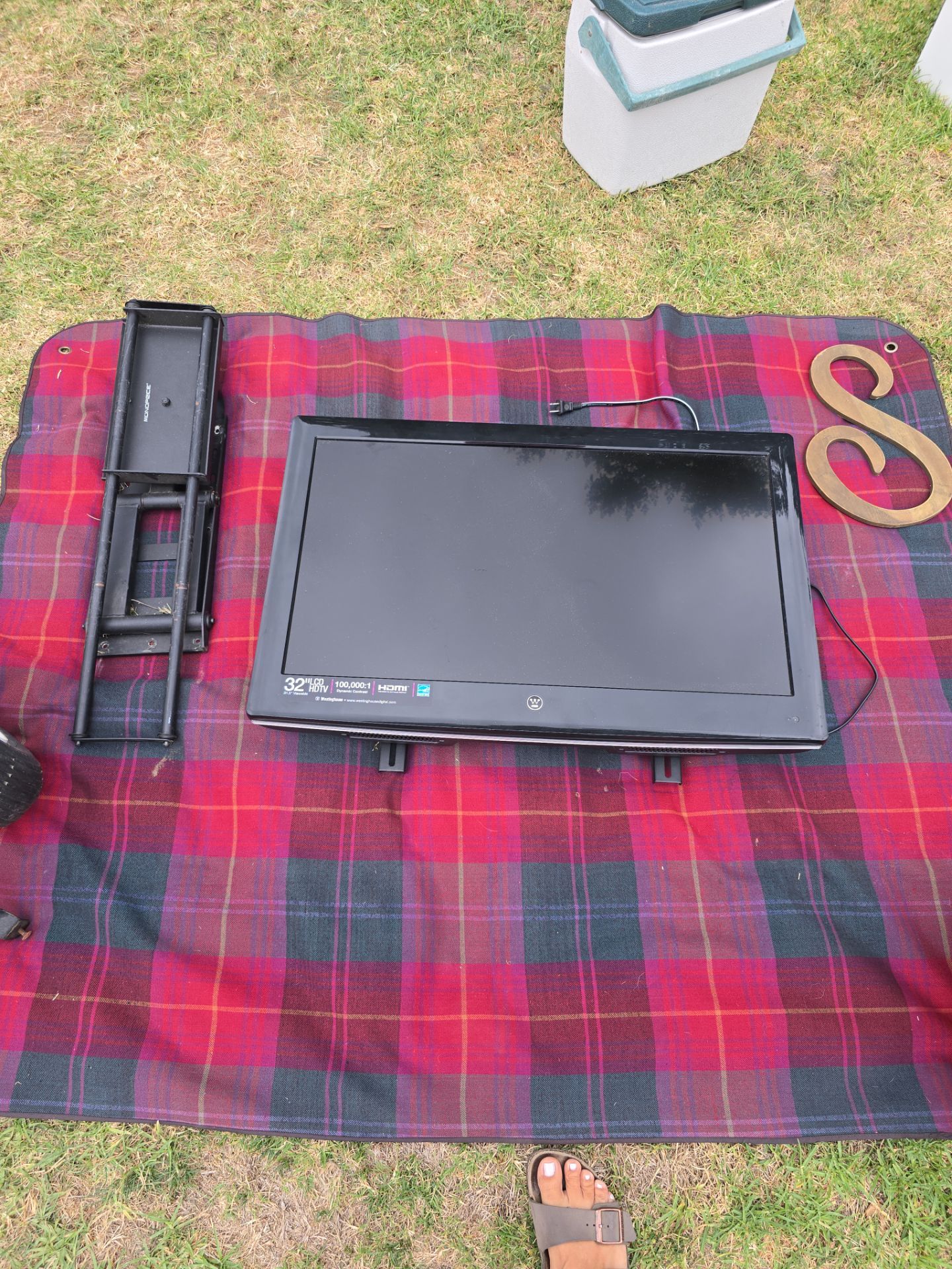 32 inch TV and mount