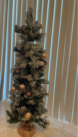 Flocked Artificial Christmas Tree with Ornaments 4 ft