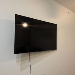 72 Inch Tv TCL Like New 