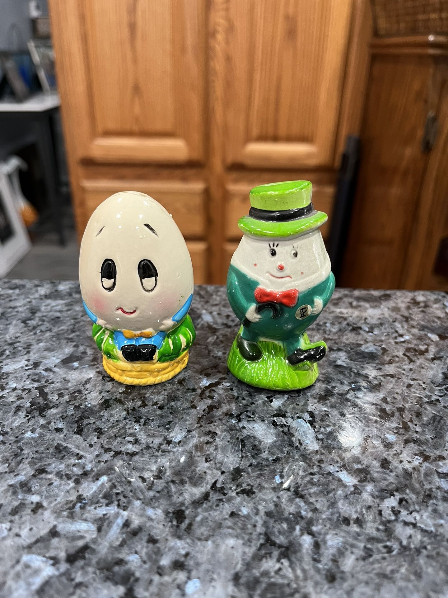 Vintage Humpty Dumpty Pair of salt and pepper shakers. Size approximately 3 inches tall. Preowned.