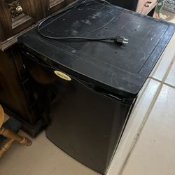 Magic Chef Mini Fridge W Freezer