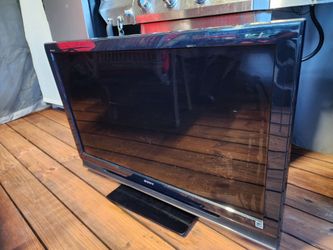 Sony 39"   TV with cover Roky with remote control