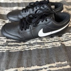 Air Jordan 1 Low football cleatsMen’s size 9.5 – black/white