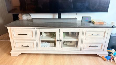 Tv mounting