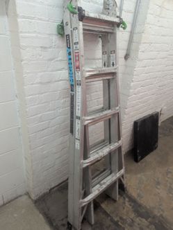 Adjustable aluminum ladder 11/19ft tall