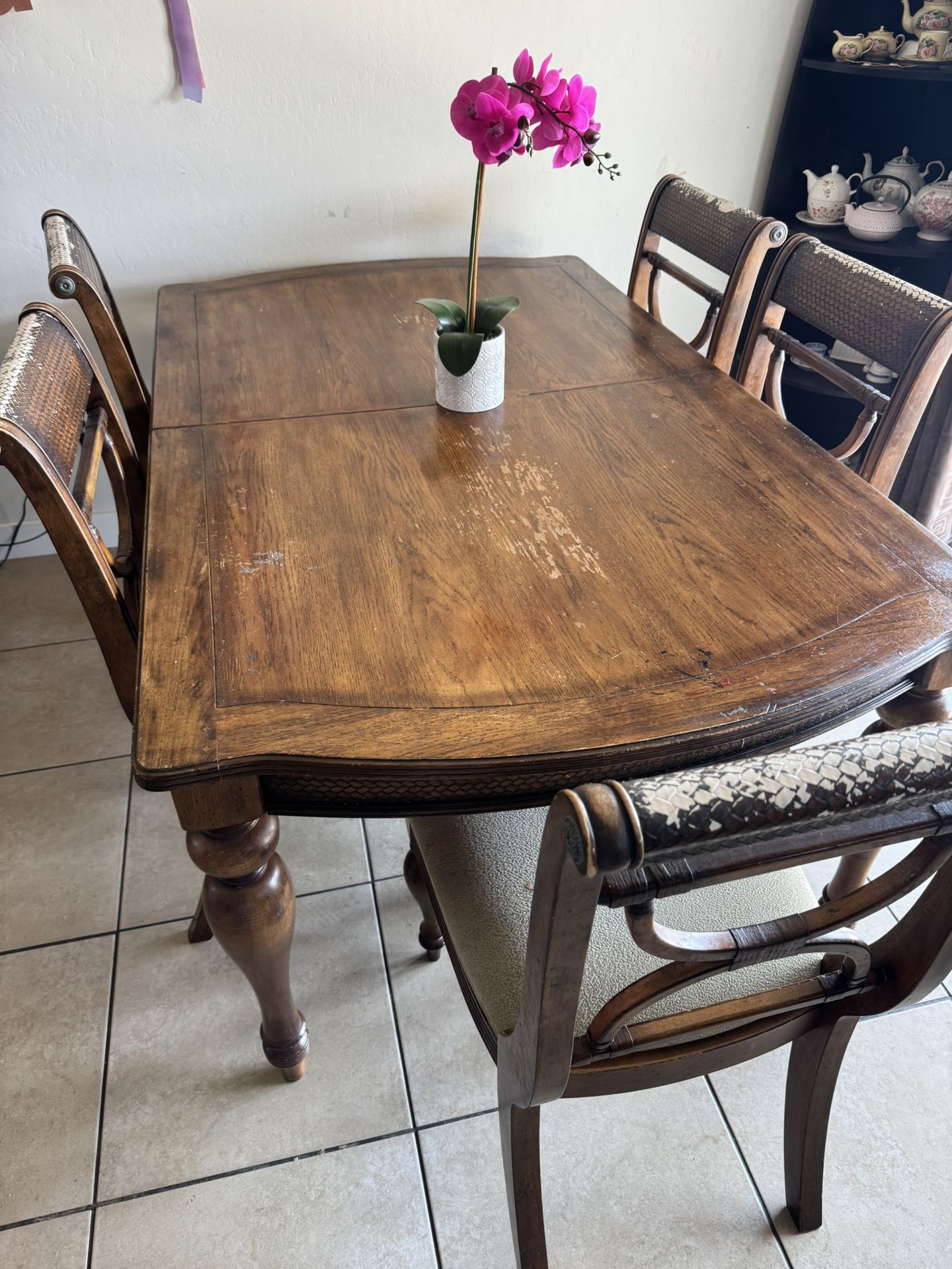 Dinning Table And Chairs 