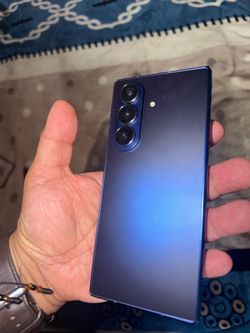Z fold 7 factory unlocked 512 GB version comes with 2 cases phone is in excellent condition