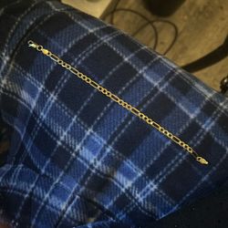 gold figaro bracelet 