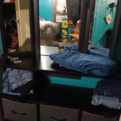 Dresser With Removable Mirror 