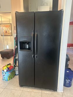 Frigidaire Refrigerator, Microwave and Electric Stove $450
