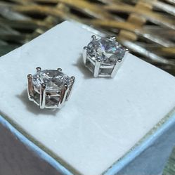 New Solitaire pierced Earrings larger Stone