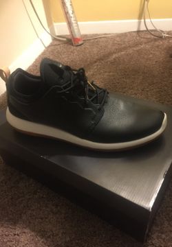 Low top black Nikes