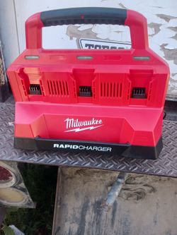 Milwaukee M18 18V Lithium-Ion PACKOUT 6-Port Rapid Charger