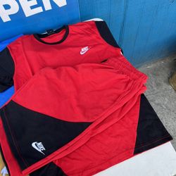 Size large mens Nike short set $60 hit me ✅‼️