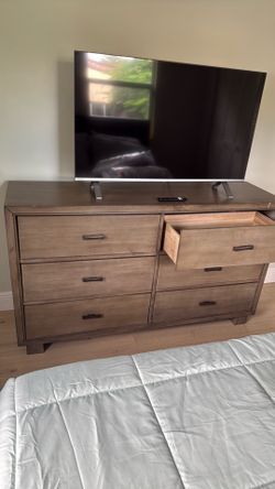 Dresser with 6 drawers