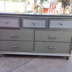 7 Drawer Dresser – Solid & Stylish 