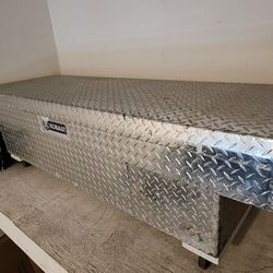 Truck Tool Box, Kobalt 70-1/2-in x 27-1/2-in x 17-1/4-in Silver Aluminum Full-Size