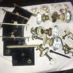 Two Pair Of Vintage Glass Door Knobs 