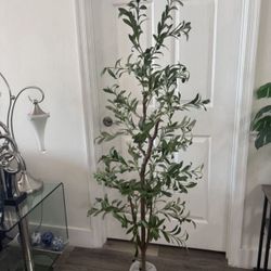 Pretty Artificial Plant 5 Ft Tall Olive 🫒 Tree Comes With Planter! Brand New