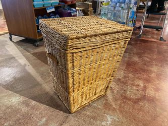 Natural Woven Wicker Laundry Basket with Lid