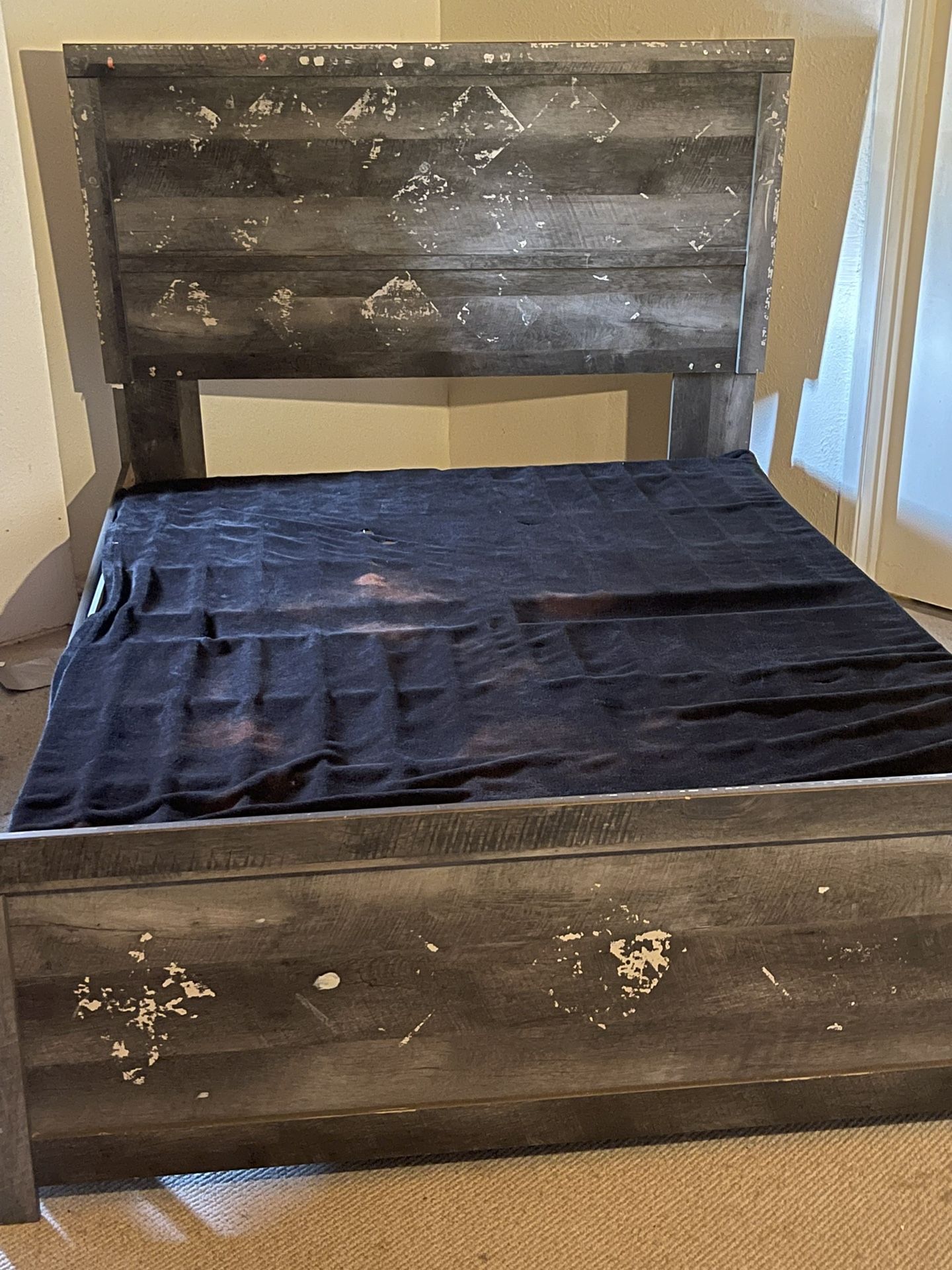 Queen Size Bedroom Set Complete With Mattress And All Nightstand, Dresser, Headboard, And Footboard