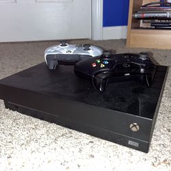 Xbox One X Console, 2 Controllers