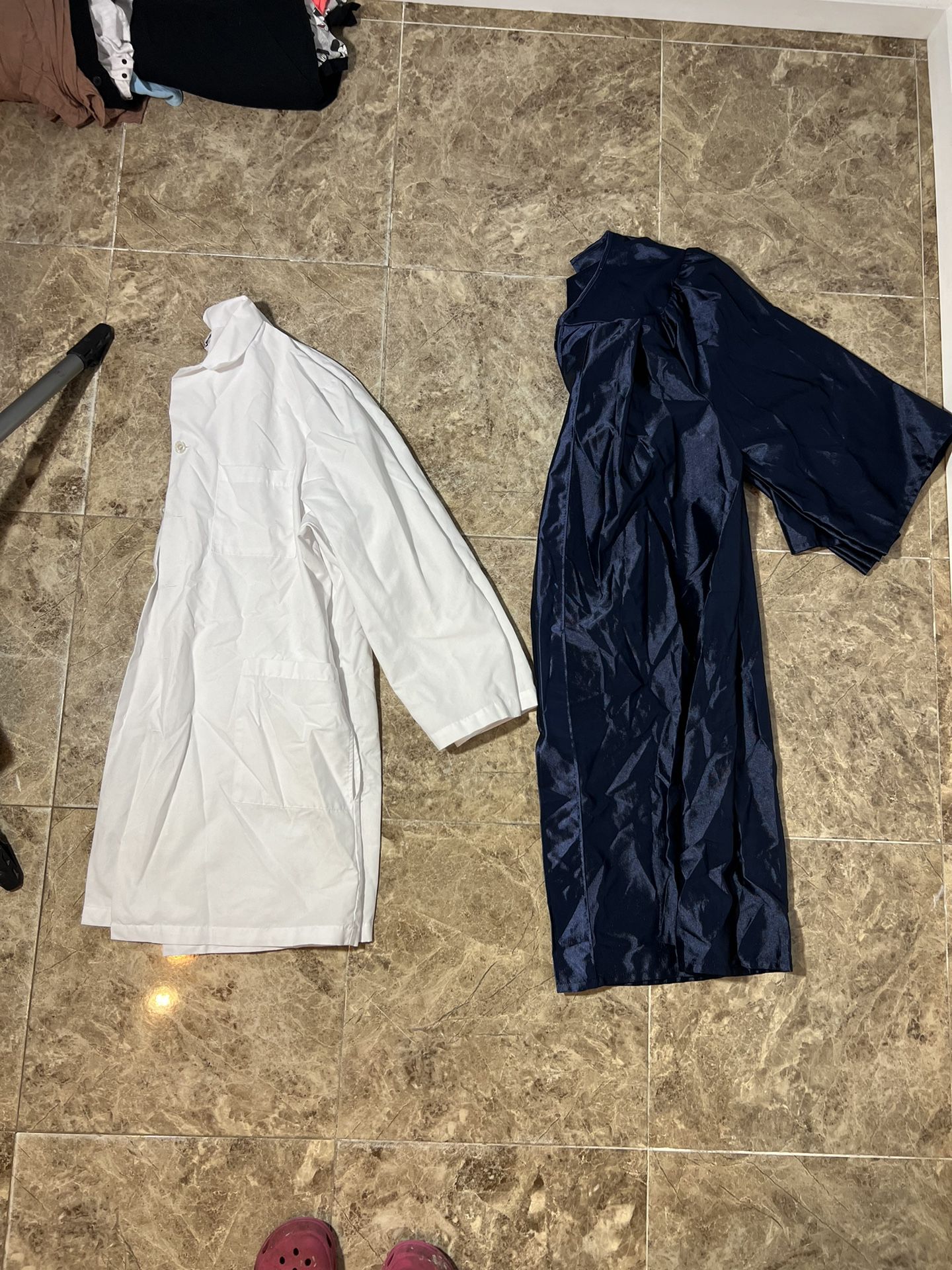 lab coat/graduation gown