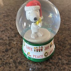 Christmas Snoopy snow globe