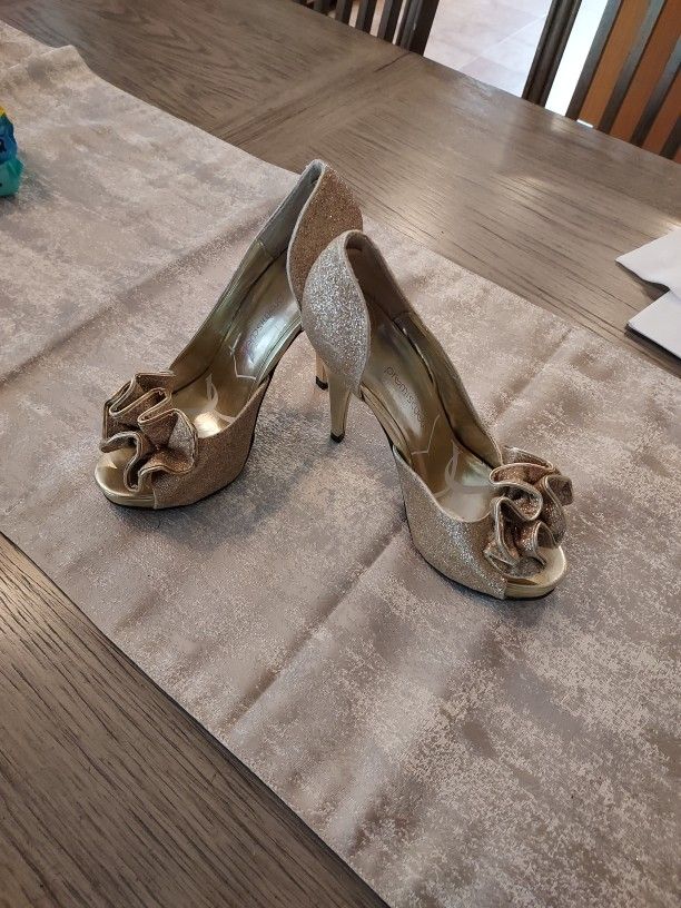 Size 5.5 Gold Glitzy Heels