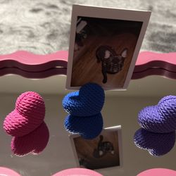 3D knitted heart photo stand