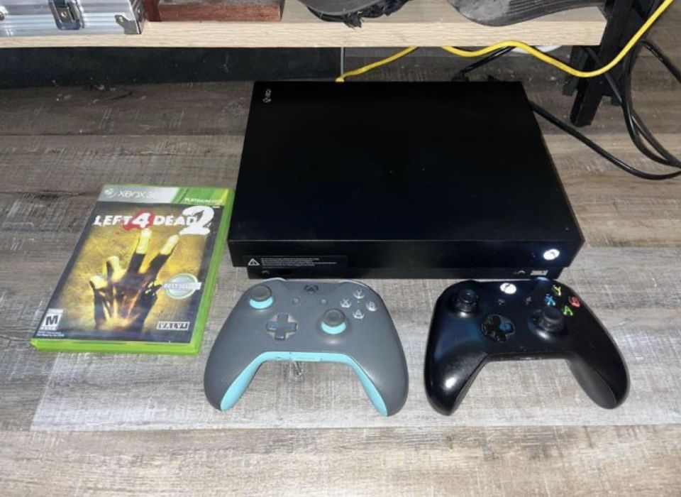Xbox One X , 2 Controllers 