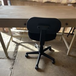 BEAUTIFUL DESK WITH CHAIR GOOD CONDITIONS 