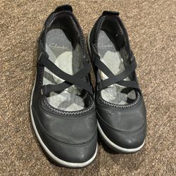 EUC Women's CLARK'S Leather Criss Cross Flat Black Shoes Size 8 Medium