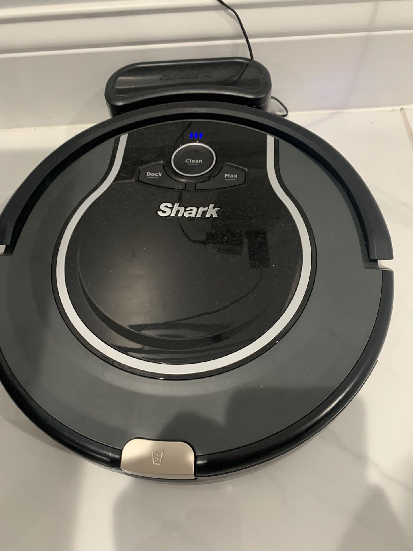 Shark IQ Robot RV1001 App-Controlled Robot Vacuum with Wifi and Home Mapping, Pet Hair Strong Suction with Alexa 