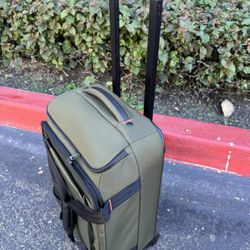 Briggs & Riley 21” Carry-On Upright Duffle – Hunter Green | Used Once, Like New 
