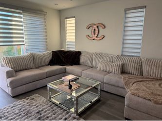 Couch and coffee ta le
