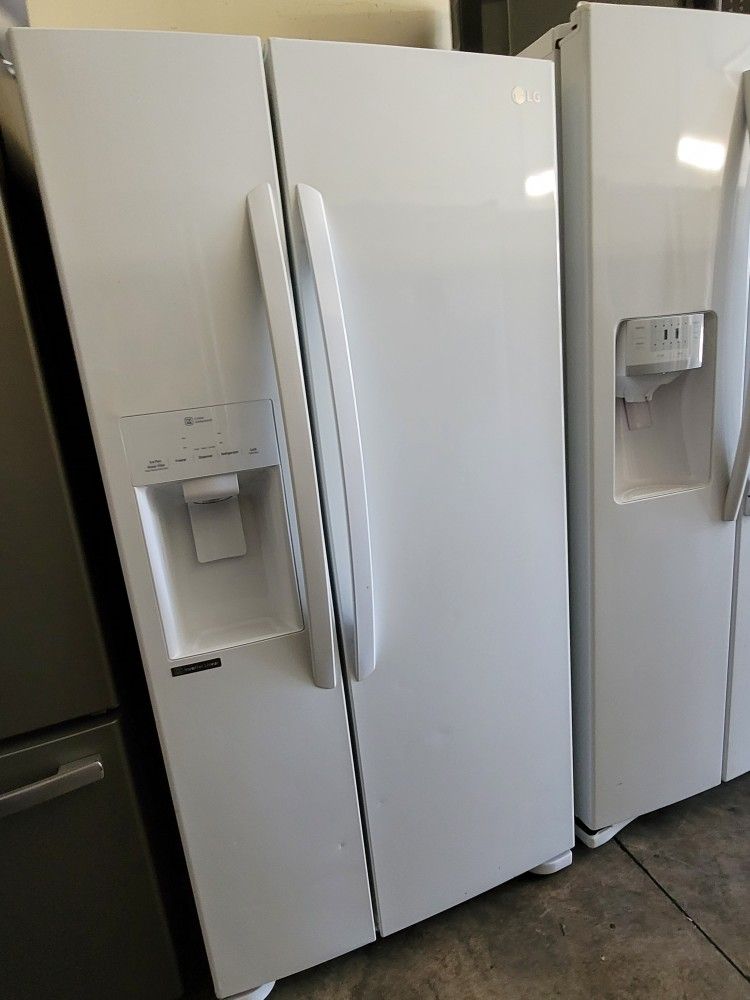 White LG 33" Wide Apartment Size Side By Side Refrigerator Water 💧 Ice 🧊 Dispenser