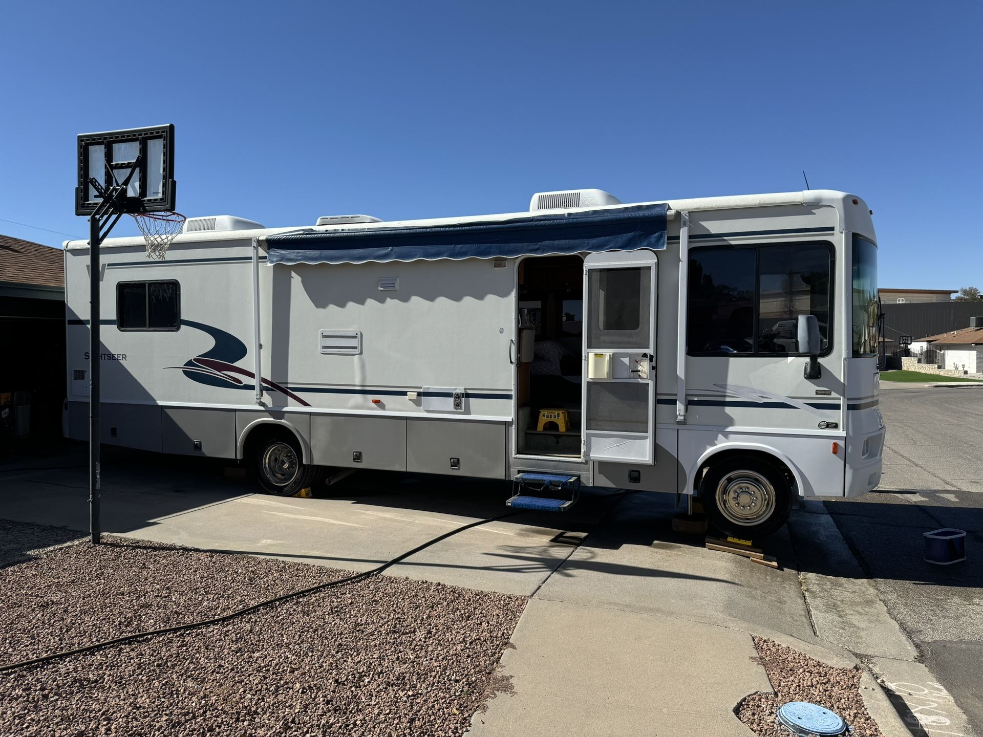 2003 Winnebago Sightseer