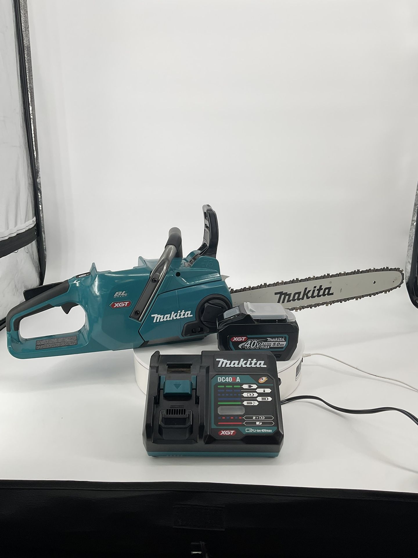 Makita XGT 18 in. 40V max Brushless Electric Cordless Battery Chainsaw Kit (5.0Ah) [USED LIKE NEW]