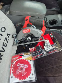 Milwaukee m12 5 3/8 skillsaw with two 6.0 batteries